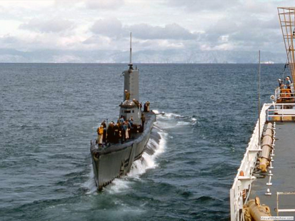 USS Torsk (SS-423) coming alongside USCGC Courier in 1960.